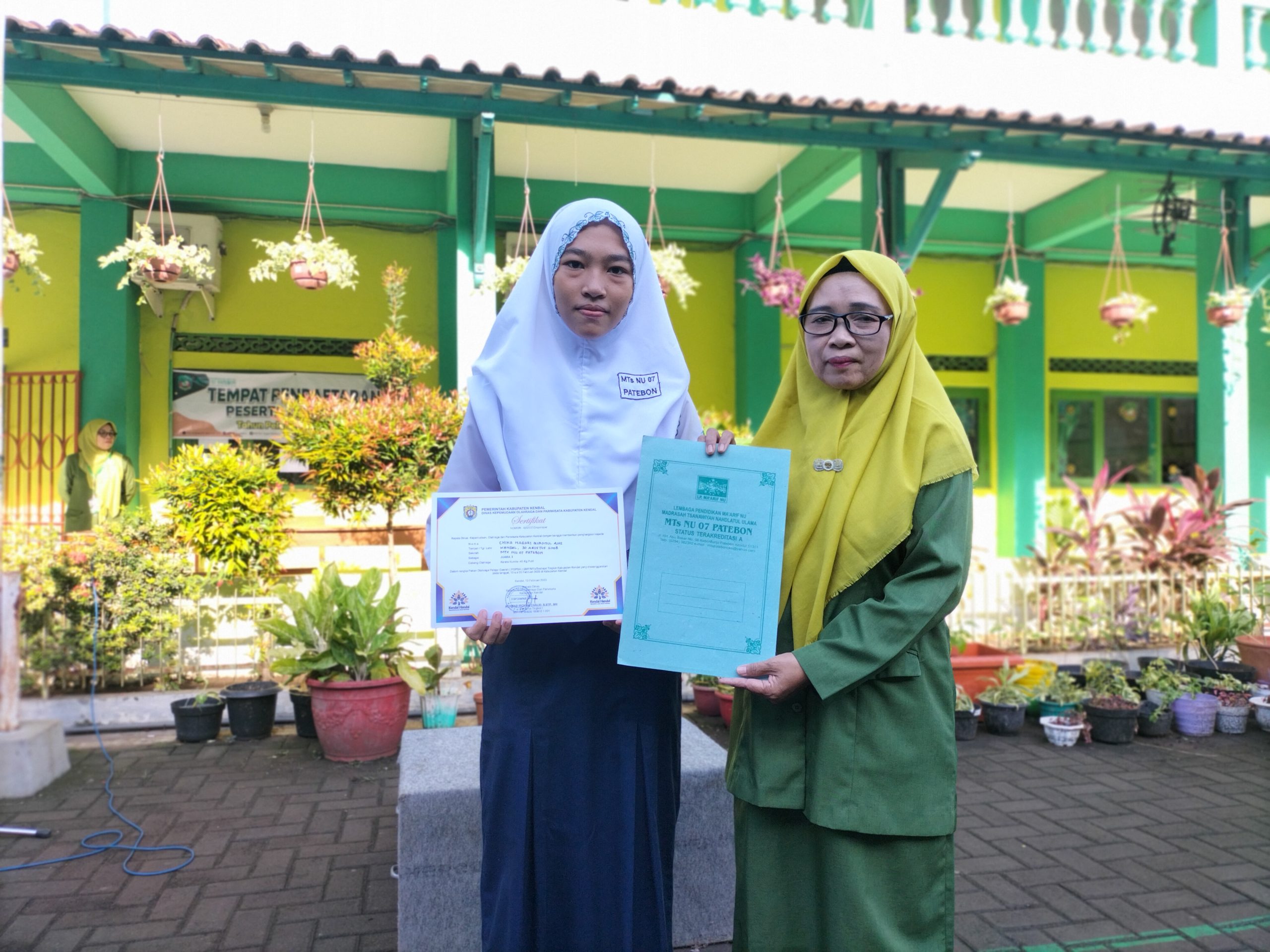 Siswi MTs NU 07 Patebon Raih Juara 1 Lomba Karate