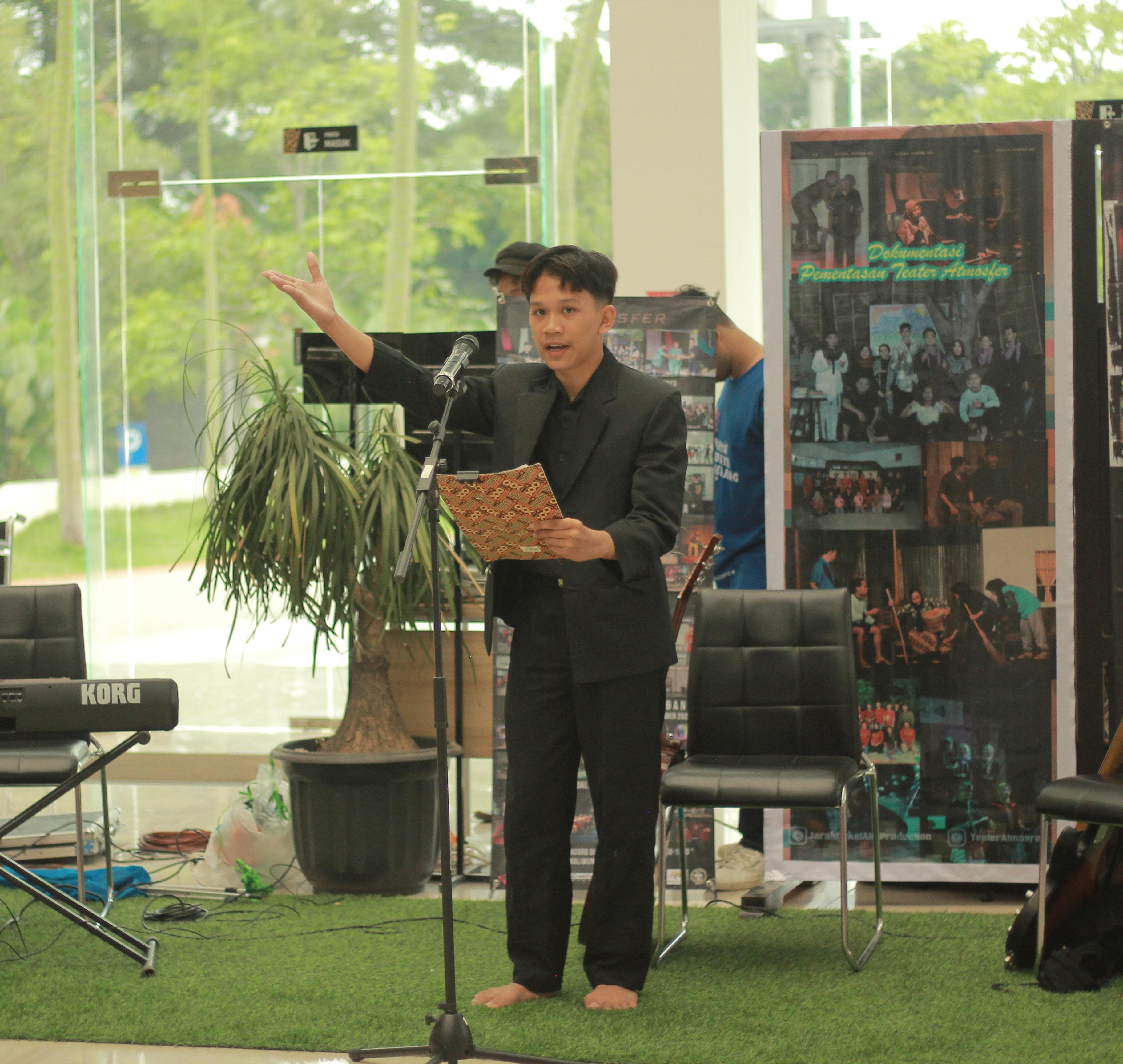 Siswa MTs NU 07 Patebon Bacakan Puisi di Perpusda